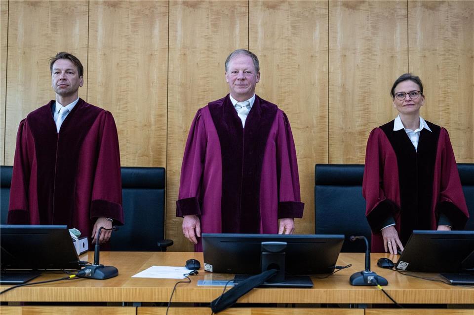 Carsten Günther (M.) führt als Vorsitzender Richter durch die mündliche Verhandlung im Streit um die Finanzierung der Desiderius-Erasmus-Stiftung.Guido Kirchner/dpa