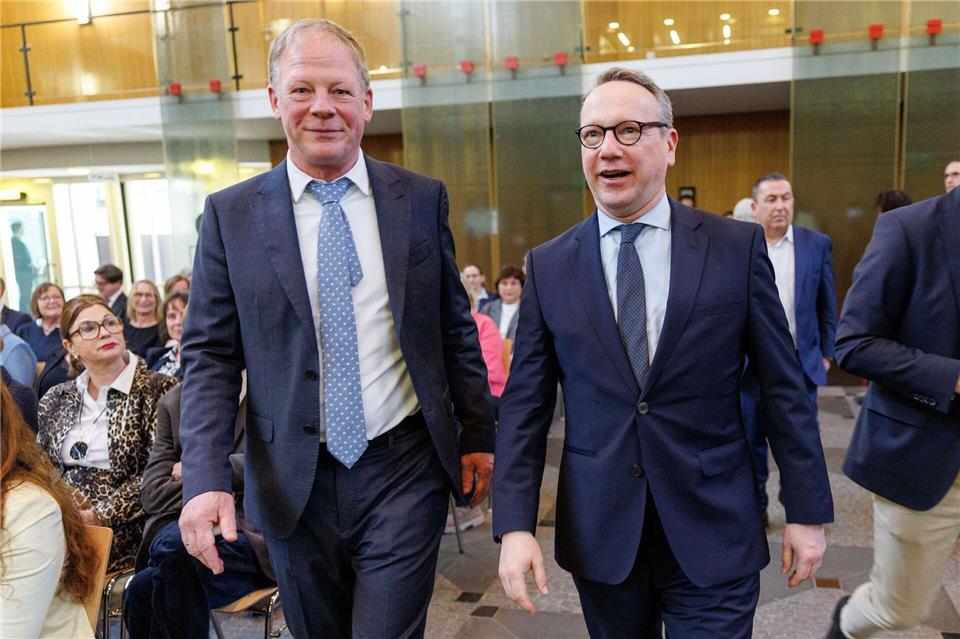 Carsten Günther (l) geht bei seiner Amtseinführung neben NRW-Justizminister Benjamin Limbach in die Halle des OVG. Friso Gentsch/dpa