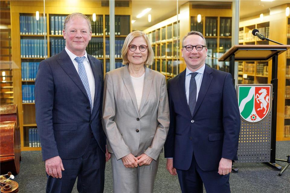 Carsten Günther (l-r), Vorgängerin Ricarda Brandts und NRW-Justizminister Benjamin Limbach stehen bei der Amtseinführung von Günther zusammen. Friso Gentsch/dpa