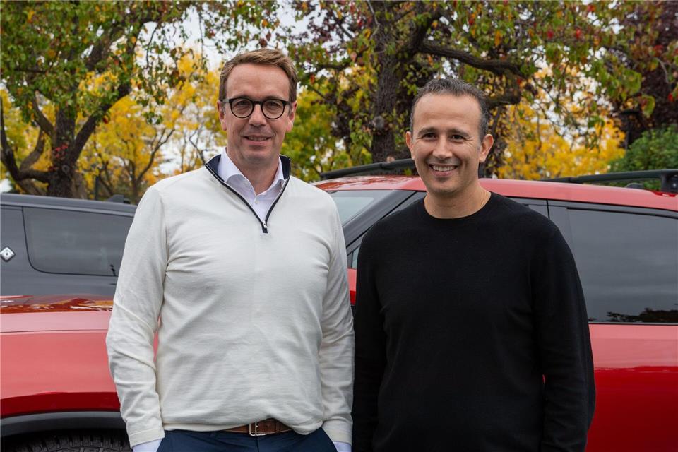 Carsten Helbing (l) und Wassym Bensaid führen das Gemeinschaftsunternehmen von VW und Rivian.Andrej Sokolow/dpa