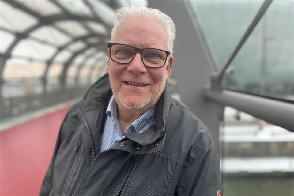 Carsten Hieby möchte vor allem jüngere Leute mit dem Thema Finanzen vertraut machen.
