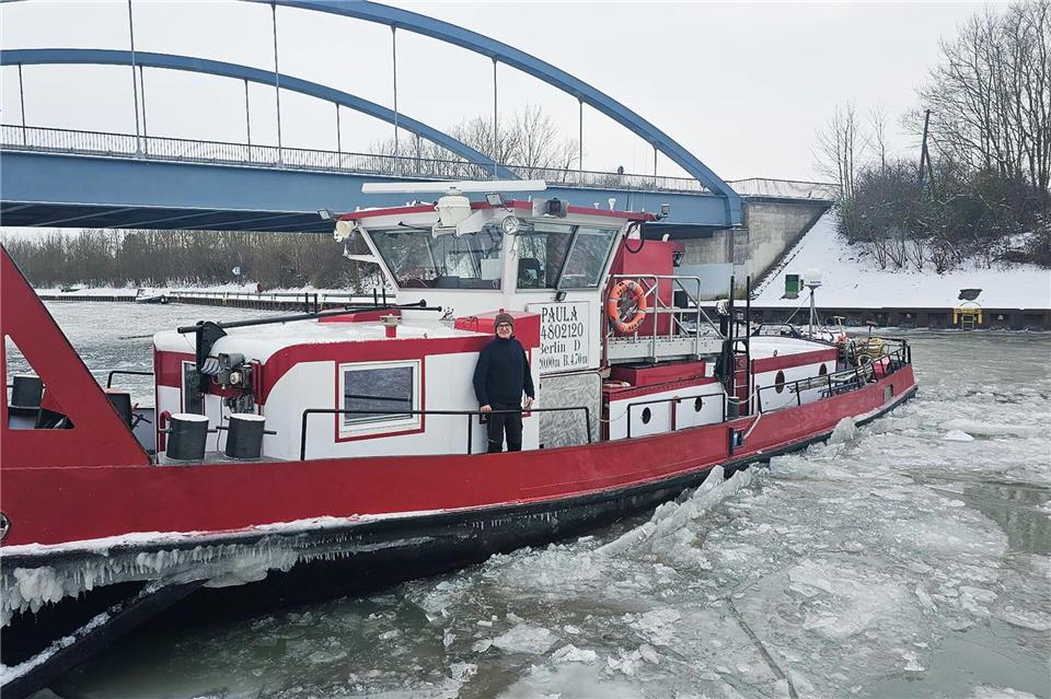 Carsten Kling ist mit seinem Eisbrecher im Einsatz.-/dpa