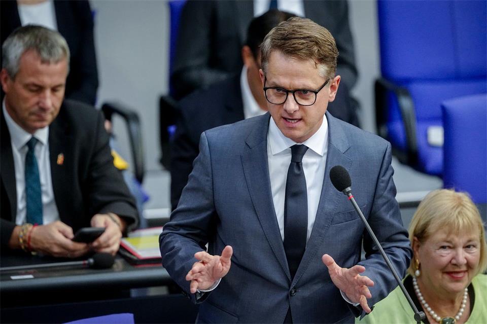 Carsten Linnemann drückt als Gesundheitsminister bei der Pflegereform aufs Tempo. (Archivfoto) Kay Nietfeld/dpa