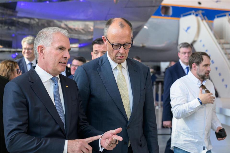 Carsten Spohr (links) und Kanzler Merz beim Jubiläum der Lufthansa.Hannes P. Albert/dpa