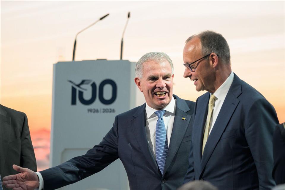Carsten Spohr (links) und Kanzler Merz beim Jubiläum der LufthansaHannes P. Albert/dpa