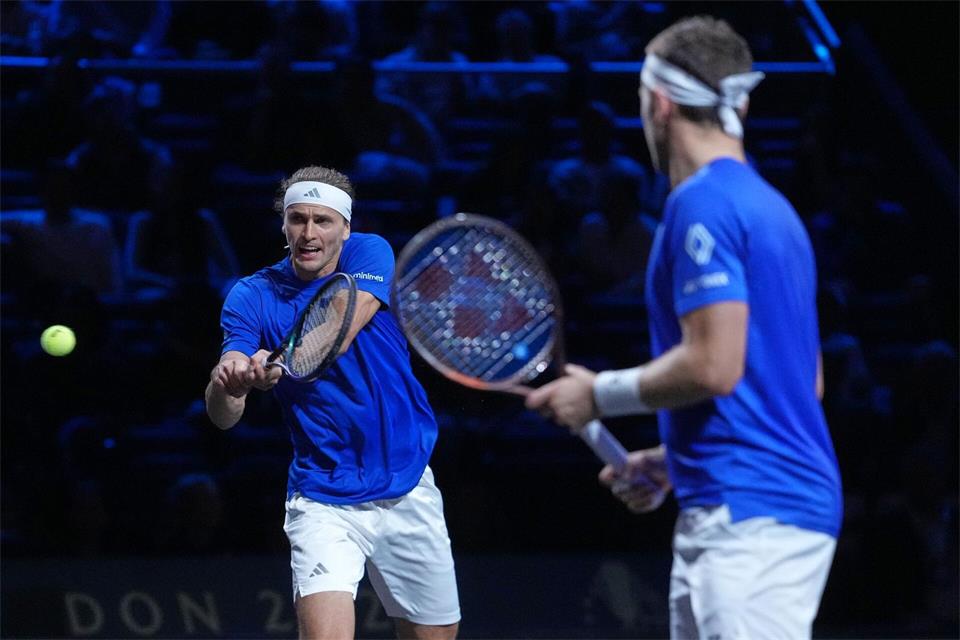 Casper Ruud (r) und Alexander Zverev vom Team Europa spielen beim Laver Cup in London.Maja Smiejkowska/AP/dpa