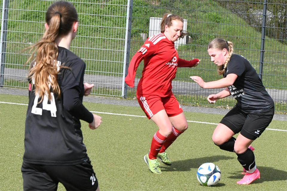 Cassandra Kersten (rechts) erzielte für den SC Reken den Ausgleich zum 1:1 gegen Oedings Zweite, von der sich der Absteiger aus der Bezirksliga letztlich mit 2:2 trennte.