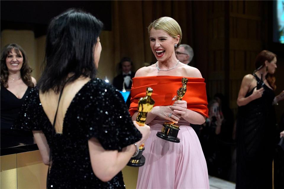 Cassandra Kulukundis (l) Gewinnerin des Preises für das Casting für „One Battle After Another“, und Jessie Buckley, Gewinnerin des Preises für die beste Hauptdarstellerin für „Hamnet“, besuchen den Governors Ball nach der Oscar-Verleihun in Los Angeles.John Locher/Invision/dpa