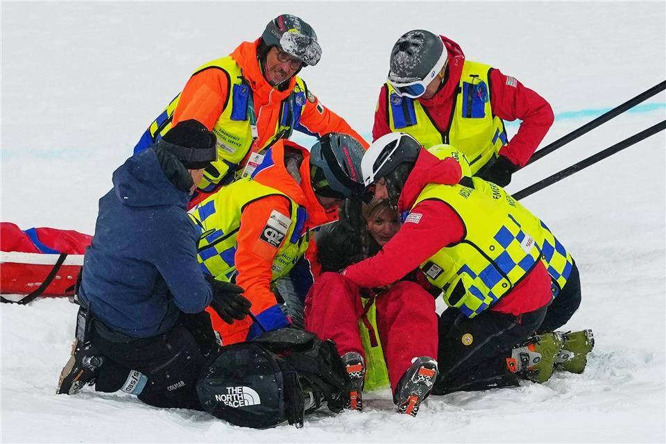 Cassie Sharpe wird nach ihrem Sturz behandelt.Julia Demaree Nikhinson/AP/dpa