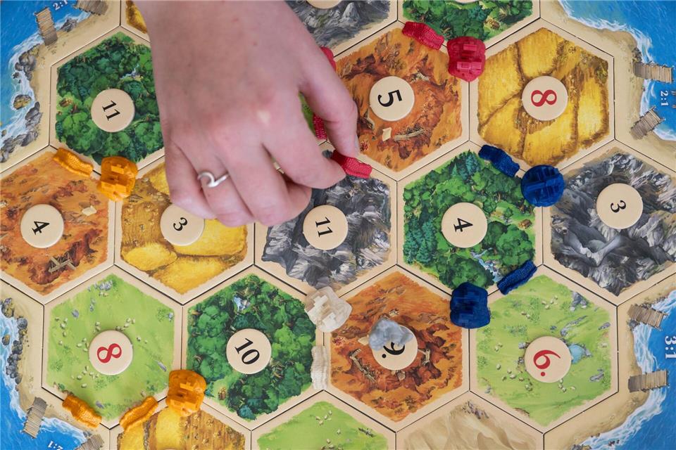 „Catan“ wird weltweit und millionenfach gespielt. (Archivbild) Marijan Murat/dpa