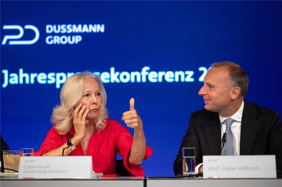 Dussmann macht 2024 Rekordumsatz Catherine von Fürstenberg-Dussmann und ihr Vorstandschef Wolf-Dieter Adlhoch sind mit dem Geschäftsverlauf mehr als zufrieden.Soeren Stache/dpa