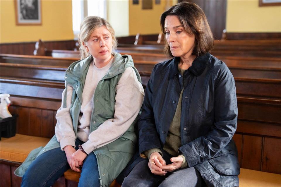 Cathrin Blake (Désirée Nosbusch, rechts) trauert mit Claire Hayes (Lesley Conroy), deren Tochter ermordet wurde. Matthias Tiefenbacher/ARD Degeto/dpa