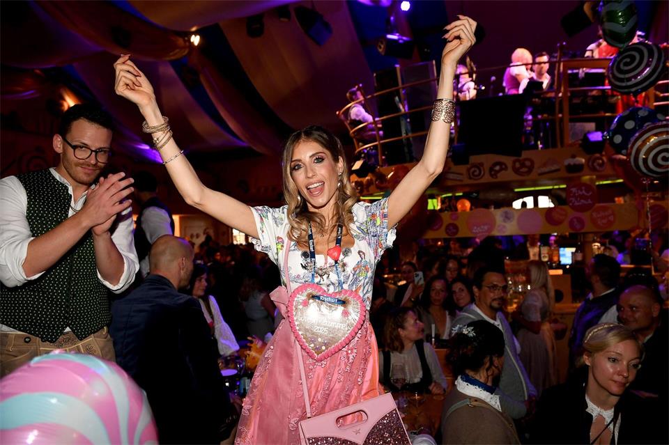Cathy Hummels hat seit einigen Jahren ihr eigenes Wiesn-Event. (Archivbild)Felix Hörhager/dpa