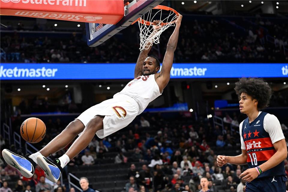 Cavaliers-Center Evan Mobley freute sich über einen erfolgreichen Dunking.John McDonnell/AP/dpa