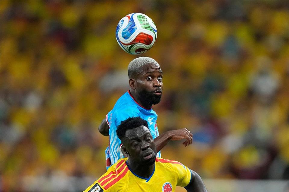 Cedric Bakambu aus dem Kongo (oben) kämpf mit Davinson Sanchez aus Kolumbien um den Ball.Fernando Llano/AP/dpa