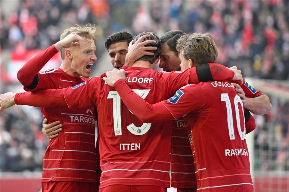 Cedric Itten (M) sorgte mit zwei Toren für den Fortuna-Sieg.Anke Waelischmiller/dpa