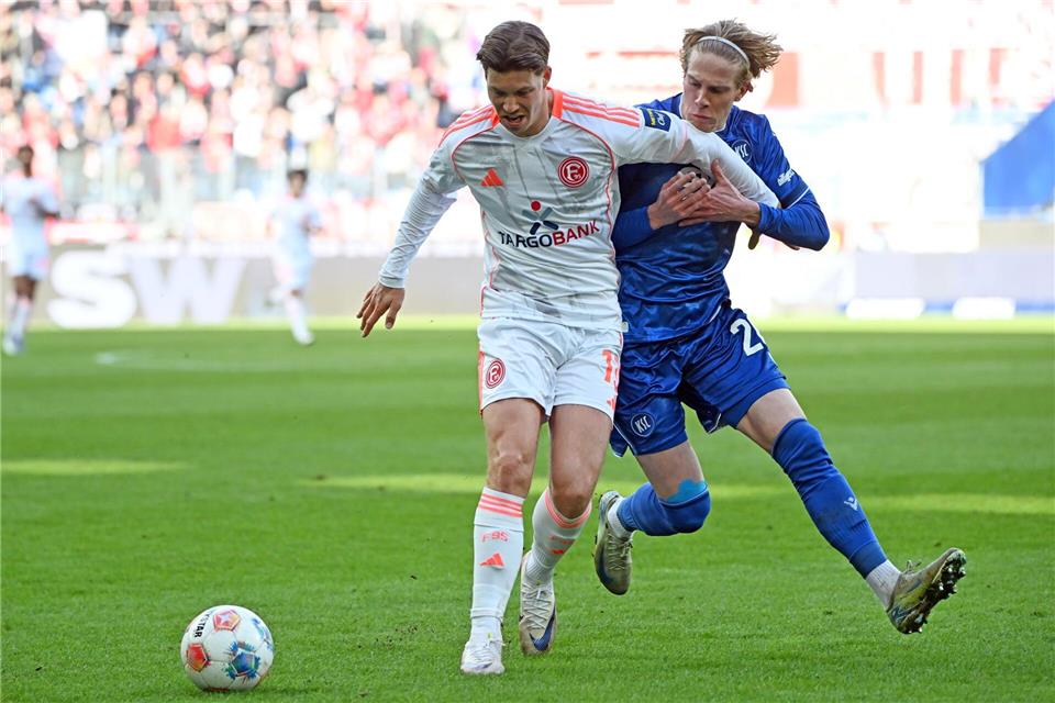 Cedric Itten (l) schoss Düsseldorf kurz vor der Pause in Führung.Uli Deck/dpa