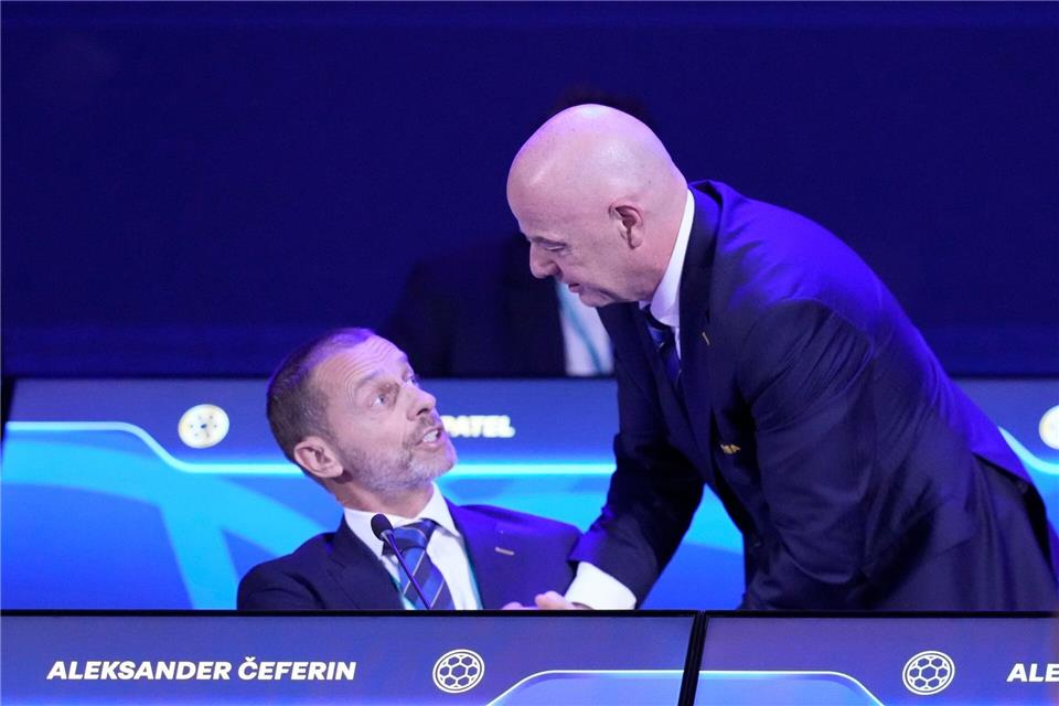 Ceferin (l.) und Infantino (r.) führen die UEFA und die FIFA in das WM-Jahr. (Archivbild) Fernando Calistro/AP/dpa