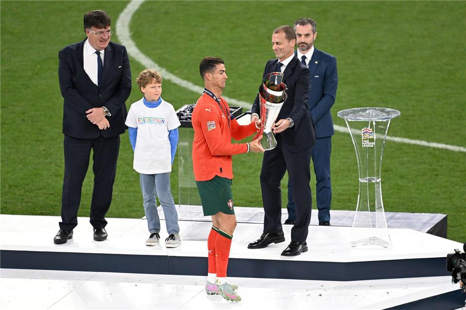 Ceferin überreicht Ronaldo die Nations-League-Trophäe. (Archivbild)Sven Hoppe/dpa