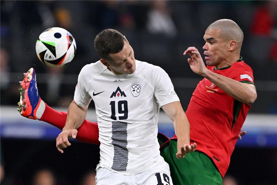 Celar (l) spielt nun für Fortuna Düsseldorf. (Foto Archiv)Arne Dedert/dpa