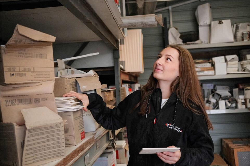 Celine Köster, Auszubildene zur Fliesen- und Mosaiklegerin, hat sich nach ihrem Hauptschulabschluss dazu entschieden, ein Freiwilliges Handwerksjahr (FHJ) zu absolvieren. Zacharie Scheurer/dpa-tmn