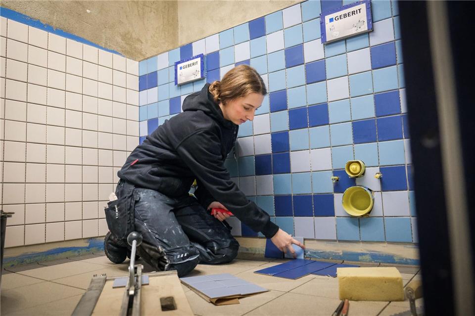 Celine Köster hat als angehende Fliesen-, Platten und Mosaiklegerin vom Projektmodell Freiwilliges Handwerksjahr in der Region Lübeck profitiert.Zacharie Scheurer/dpa-tmn