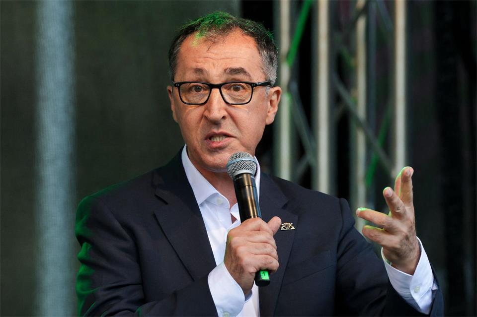 Cem Özdemir (Bündnis 90/ Die Grünen), Ministerpräsident von Baden-Württemberg, spricht beim Wahlkampfabschluss der Grünen auf der Ziegelwiese.Jan Woitas/dpa