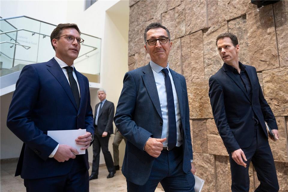 Cem Özdemir (Die Grünen, M) und Manuel Hagel (CDU, l) auf dem Weg zu einem ersten Statement.Marijan Murat/dpa