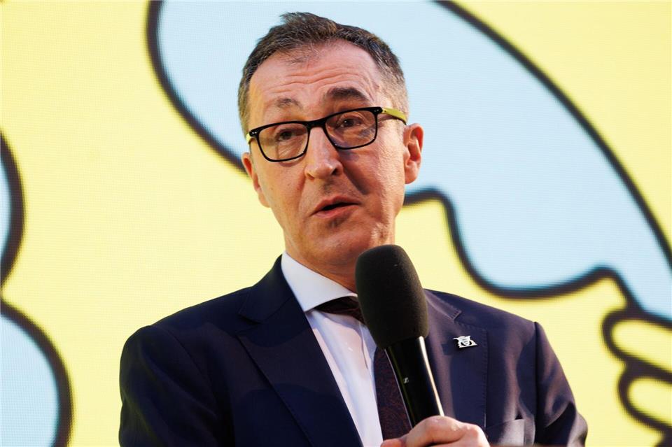Cem Özdemir (Grüne) hat zum ersten Mal als Ministerpräsident das traditionelle Sommerfest der Landesregierung in Berlin eröffnet.Carsten Koall/dpa
