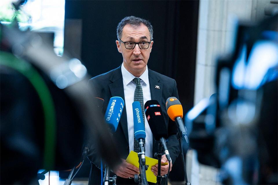 Cem Özdemir, Ministerpräsident von Baden-Württemberg, spricht im Bundesrat vor Medienvertretern. (Archivbild)Christophe Gateau/dpa