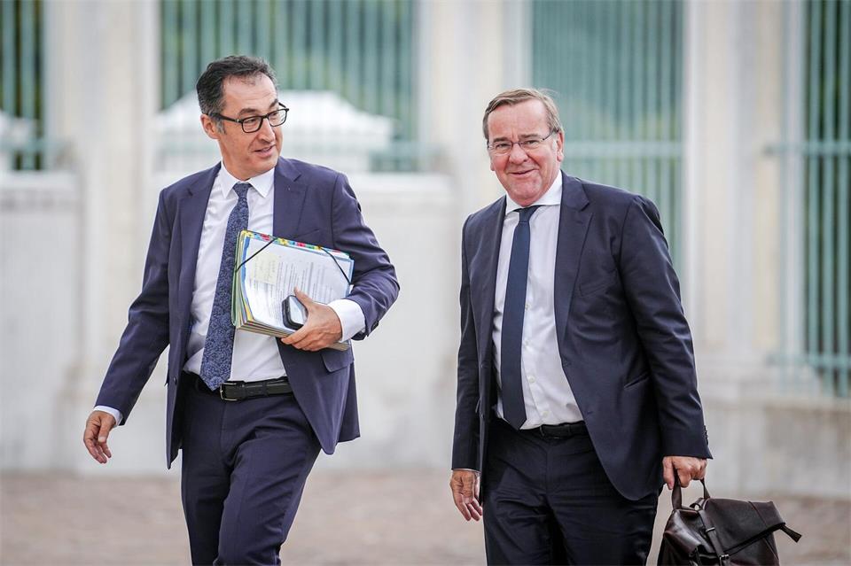 Cem Özdemir, inzwischen Ministerpräsident von Baden-Württemberg, und Bundesverteidigungsminister Boris Pistorius sprechen sich gemeinsam für ein Verbot von Teilen der AfD aus. (Archivbild)Kay Nietfeld/dpa