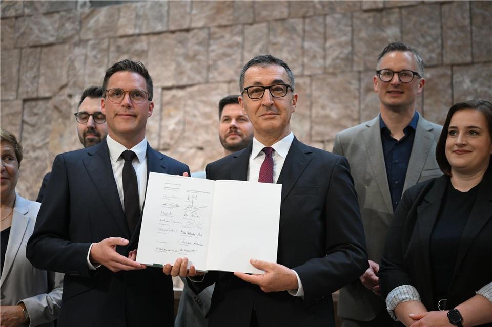 Cem Özdemir und Manuel Hagel haben den Koalitionsvertrag in Baden-Württemberg unterzeichnet.Bernd Weißbrod/dpa