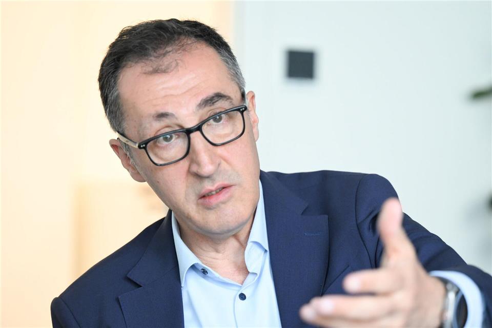 Cem Özdemir will soziale Medien mit einer Altersgrenze belegen. Bernd Wei�brod/dpa
