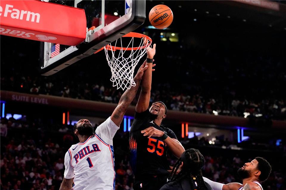Center-Talent Ariel Hukporti (r) kam wegen der dünnen Personaldecke der Knicks früh uns Spiel.Yuki Iwamura/AP/dpa