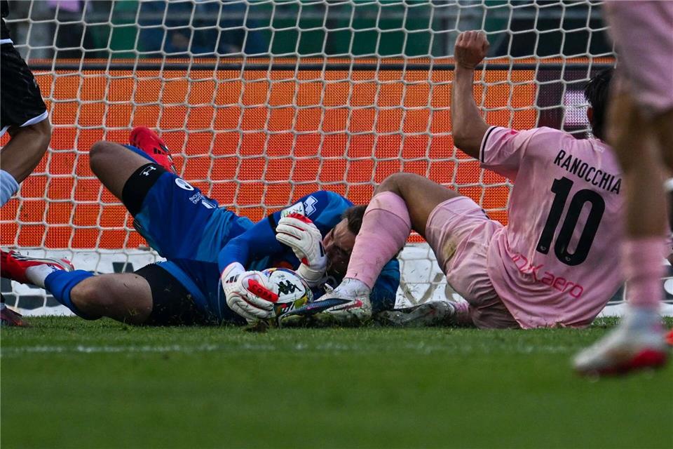 Cesena-Torwart Jonathan Klinsmann hat sich in der Partie gegen Palermo am Kopf verletzt.Vincenzo Orlando/LiveMedia-IPA/ZUMA Press Wire/dpa