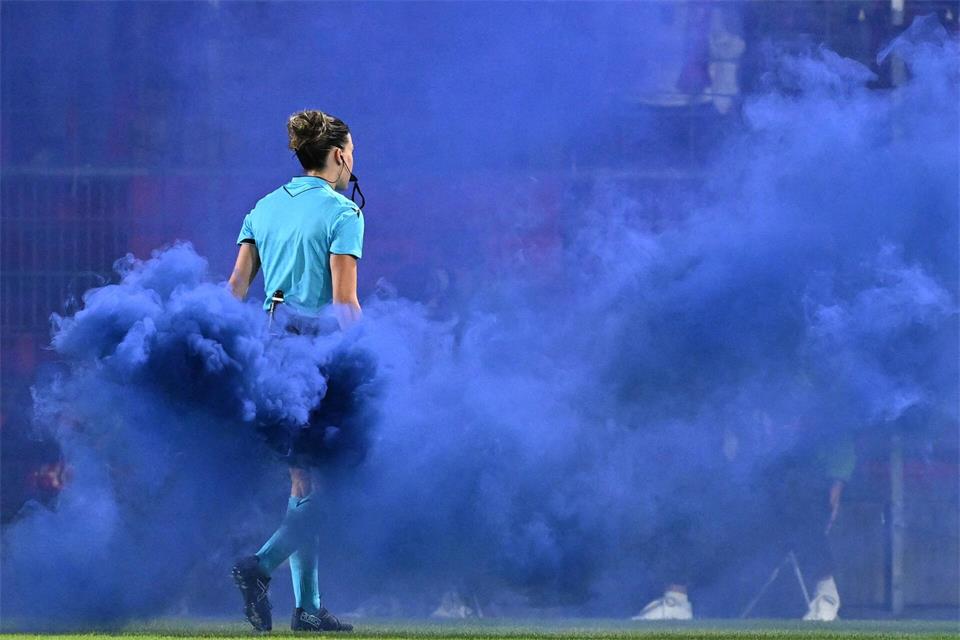 Champions League des Frauen: Schiedsrichterin Olatz Rivero Olmedo trägt beim Spiel Bayern München gegen Manchester City Pyrotechnik vom Spielfeld.Sven Hoppe/dpa