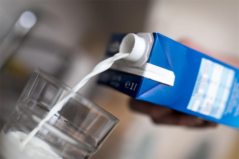 Chance auf ein zweites Leben: Getränkekartons gehören in die Gelbe Tonne, da sie in spezialisierten Recyclinganlagen aufbereitet werden können.Alexander Heinl/dpa-tmn