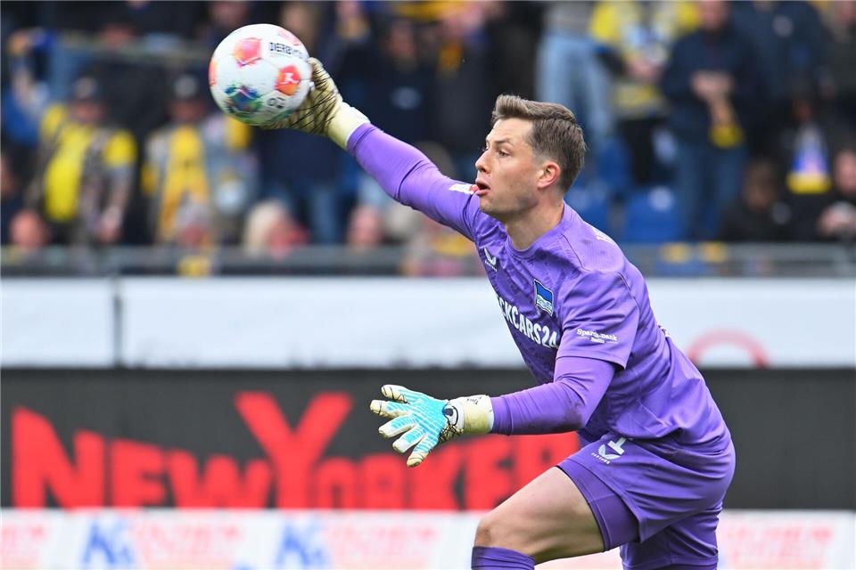 Chancenlos beim Gegentor: Hertha-Keeper Tjark Ernst. Swen Pförtner/dpa