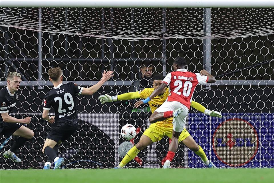 Chancenlos in der Nachspielzeit: Die SC-Defensive um Noah AtuboluMiguel Angelo Pereira/AP/dpa