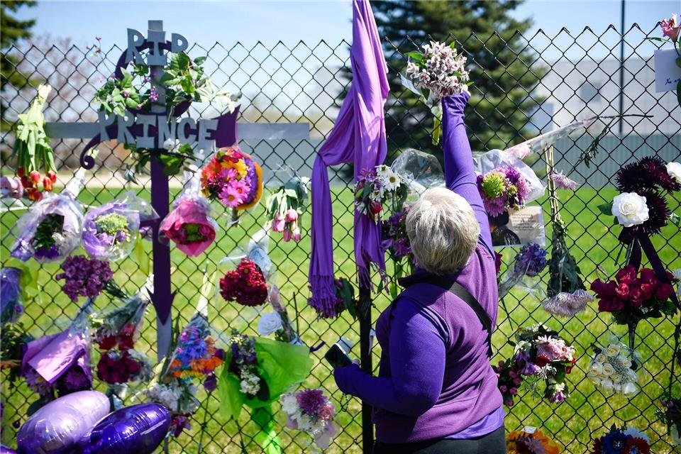 Chanhassen, Minnesota: ein Fan vor dem Prince-Anwesen „Paisley Park“.Craig Lassig/epa/dpa-tmn