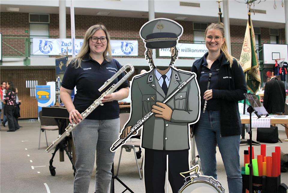 Chantal Bone (links) und Katharina Berger werben Nachwuchs für den Spielmannszug Heiden.