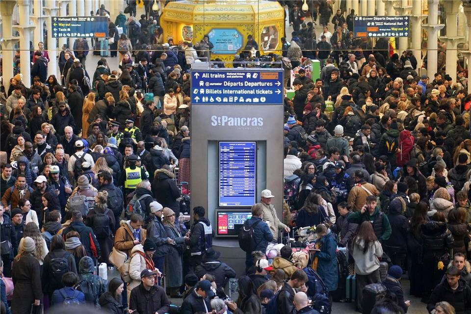 Chaos herrscht am Bahnhof St Pancras International in London, weil der Verkehr im Eurotunnel durch Probleme mit der Stromversorgung stark beeinträchtigt ist.Alberto Pezzali/AP/dpa