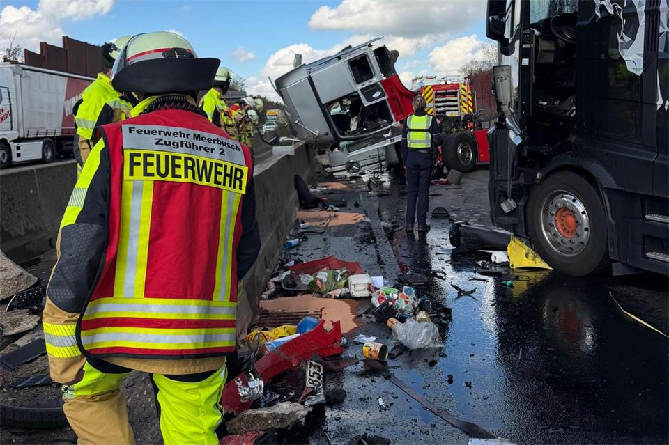 Chaos nach Unfall auf der A57. -/Feuerwehr Meerbusch/dpa