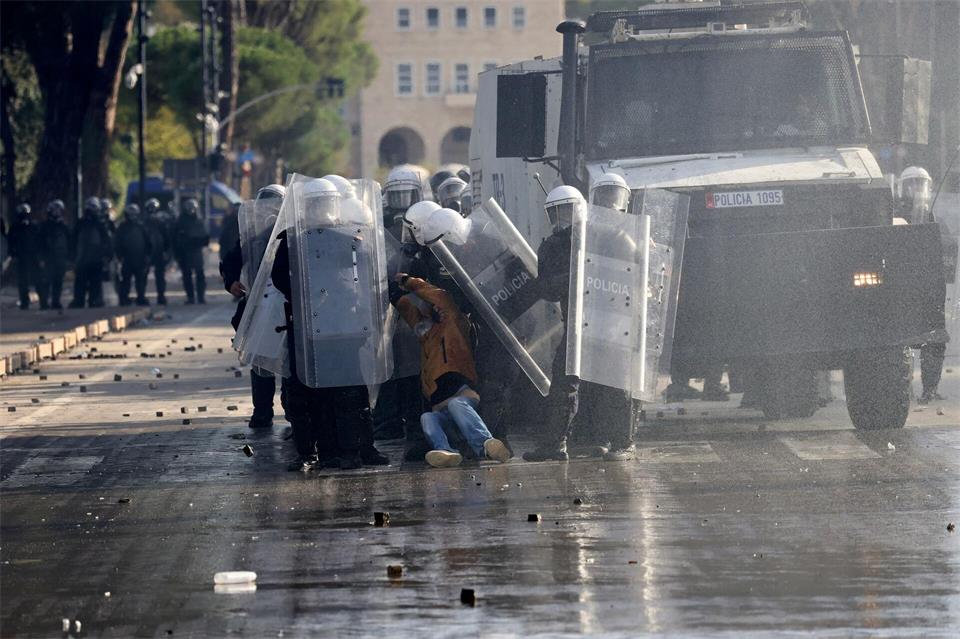 Chaotische Szenen auch in Albanien bei Protesten.Hameraldi Agolli/AP/dpa