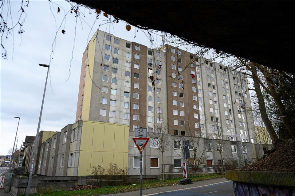 Charakteristisch für das Gebäude sind die an der Fassade angebrachten Wäscheständer. (Archivbild)Swen Pförtner/dpa