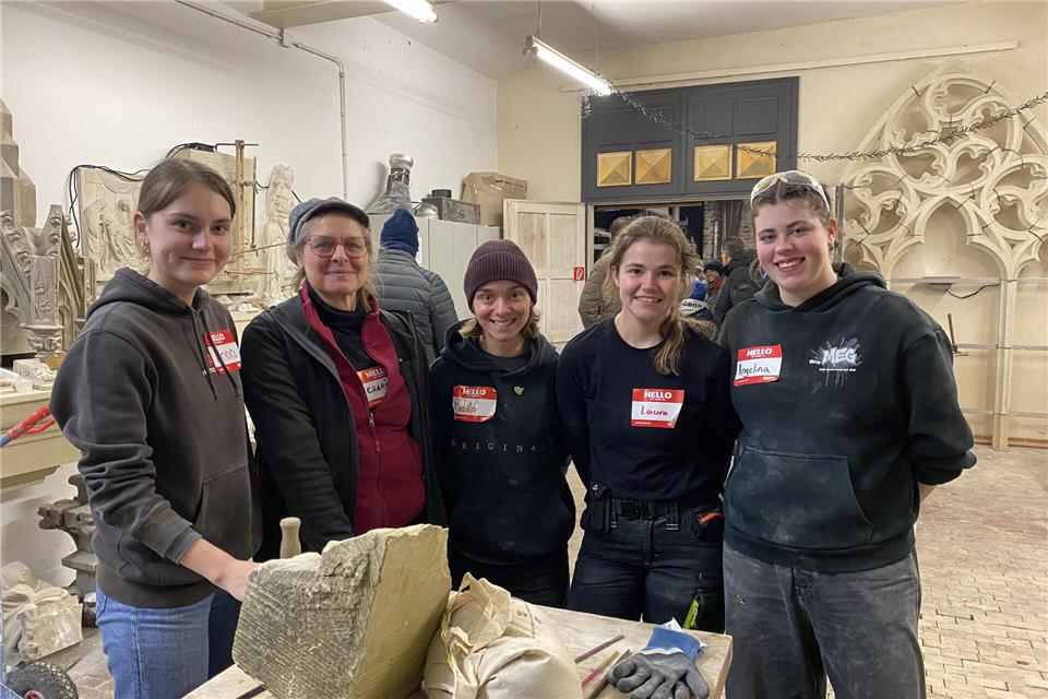 Chari Juliane Tihanyi (Restauratorin und Steinbildhauerin, 2. v. li.), hat Anna, Paula, Laura und Angelina gezeigt, wie man Kunstwerke aus Stein herstellen kann