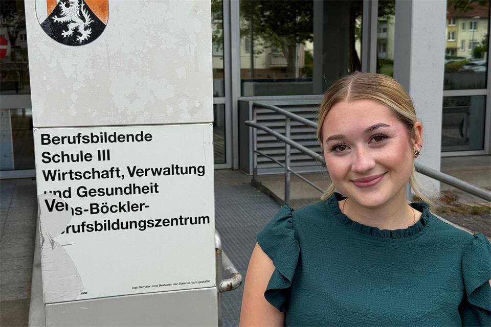 Charlène Großmann macht eine Ausbildung zur Bankkauffrau. Beim Einkaufen und beim Tanken merkt sie die gestiegenen Lebenshaltungskosten ganz besonders. Christian Schultz/dpa
