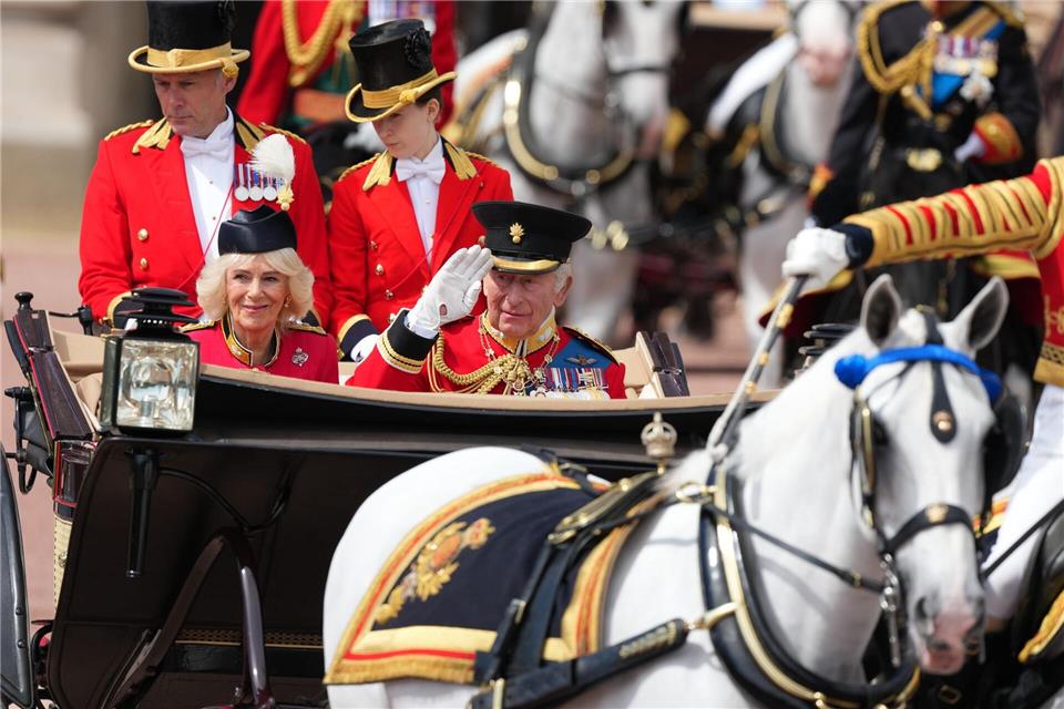 Charles III. und Camilla bei Geburtstagsparade „Trooping the Colour“ in offener KutscheKirsty Wigglesworth/AP/dpa