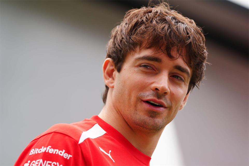 Charles Leclerc freut sich über jede Form der Abkühlung.David Davies/PA Wire/dpa