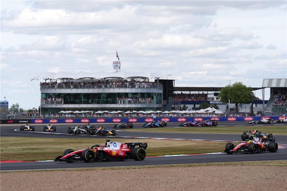 Charles Leclerc (l) setzt sich früh an die Spitze vor Lewis Hamilton.Jacob King/PA Wire/dpa